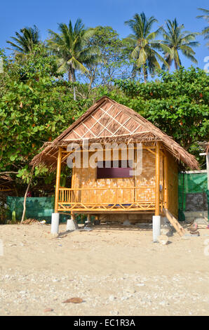 Bamboo Beach Hut su palafitte, con palme in background, Koh Lanta, Thailandia Foto Stock