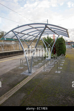 Deposito per le biciclette e coperchio a Oxenholme stazione ferroviaria Foto Stock