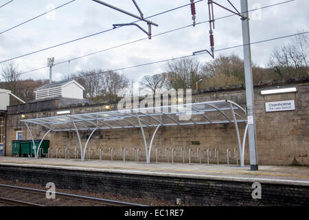 Deposito per le biciclette e coperchio a Oxenholme stazione ferroviaria Foto Stock