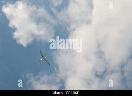 Il vecchio aliante contro il cielo nuvoloso Foto Stock