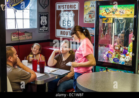 Illinois,Midwest,Hamel,autostrada storica Route 66,Weezy's,ristorante ristoranti ristorazione ristoranti mangiare caffè bistrot,interno,stand,famiglia Foto Stock