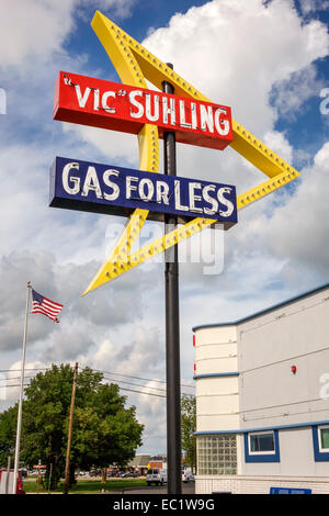 Illinois Litchfield, autostrada storica Route 66, Litchfield Museum & autostrada Route 66 Welcome Center, centro, Vic Suhling gas per meno neon cartello, IL14090206 Foto Stock