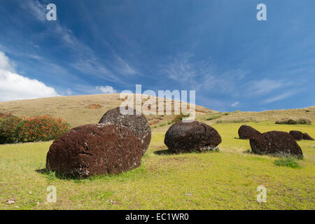 Il Cile, Isola di Pasqua aka Rapa Nui. Puna Pau, Rapa Nui NP. Il cratere vulcanico cava dove le scorie si trova usato per scolpire il moai cappelli. Foto Stock