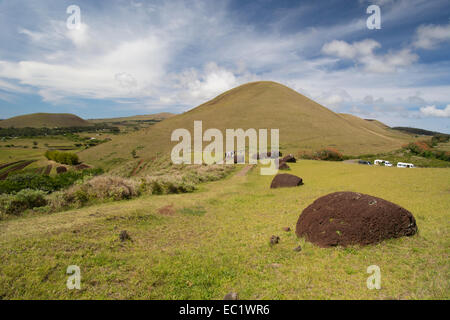 Il Cile, Isola di Pasqua aka Rapa Nui. Puna Pau, Rapa Nui NP, UNESCO. Il cratere vulcanico cava dove red le scorie è trovato. Foto Stock
