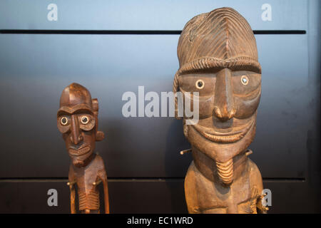 Il Cile, Isola di Pasqua aka Rapa Nui, Hanga Roa. Hanga Roa Archaeology museum. Visualizzazione di antico legno scolpito moai figure. Foto Stock