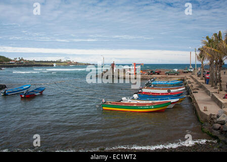 Il Cile, Isola di Pasqua aka Rapa Nui, area del porto di Hanga Roa. "Caleta" o Cove, Fisherman's Harbour. Coloratissime barche di pescatori. Foto Stock