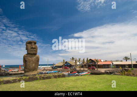 Il Cile, Isola di Pasqua aka Rapa Nui, area portuale di Hangaroa. "Caleta" o Cove, Fisherman's Harbour e porta. Ahu Hotake. Foto Stock