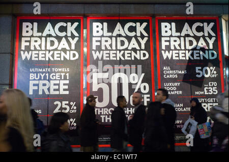 Venerdì nero fine settimana su Londra occupato a Oxford Street . Foto Stock