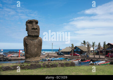 Il Cile, Isola di Pasqua aka Rapa Nui, area portuale di Hangaroa. "Caleta" o Cove, Fisherman's Harbour e porta. Ahu Hotake. Foto Stock