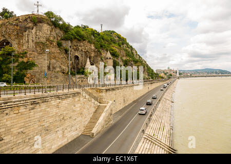 Gellert Hill e il Ponte Elisabetta accanto al Danubio Foto Stock