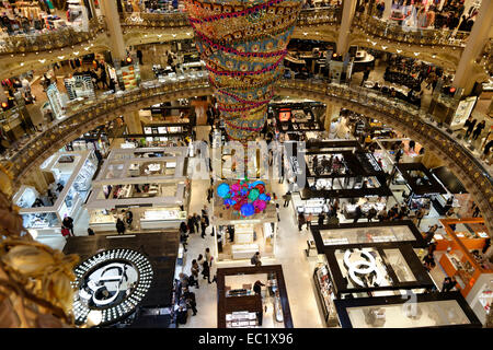 Interno, capovolto ad albero di Natale, Galeries Lafayette, Paris, Ile-de-France, Francia Foto Stock