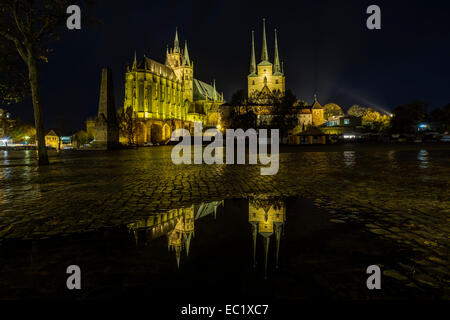 Cattedrale di Erfurt e Chiesa di San Severo di notte con la riflessione in una pozza, Piazza Duomo di Erfurt, Turingia, Germania Foto Stock