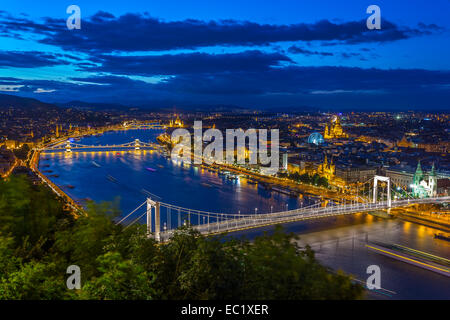 Il tramonto e di notte città vista su Budapest con il Ponte della Catena e del Palazzo del Parlamento Foto Stock