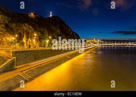 Gellert Hill e il Ponte Elisabetta di notte Foto Stock