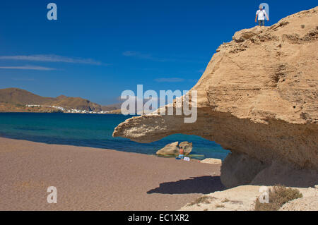 Cabo de Gata, Los Escullos, Playa del Arco, El Arco Beach, La Isleta del Moro, Cabo de Gata-Nijar parco naturale, Almeria, Andalusia Foto Stock