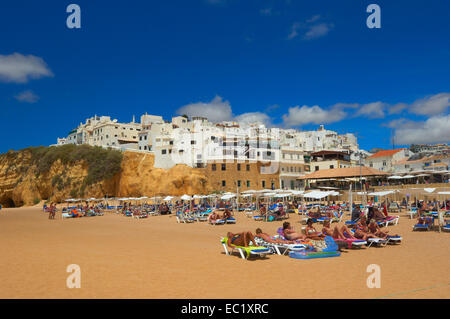 I turisti sulla spiaggia, albufeira Praia dos isole Pescadores, Algarve, Portogallo, Europa Foto Stock