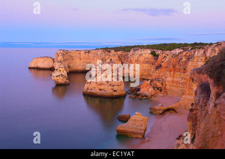 Praia da Marinha, Lagoa, Marinha Beach, Algarve, Portogallo, Europa Foto Stock