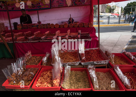 Carrello prodotti alimentari tradizionali dolci messicani,Vicino stazione Hidalgo,città del Messico, Messico Foto Stock