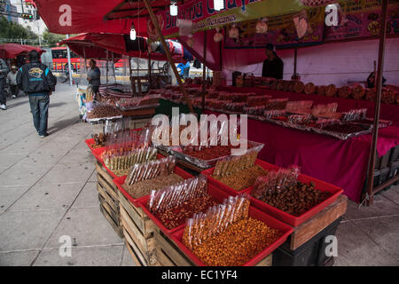 Carrello prodotti alimentari tradizionali dolci messicani,Vicino stazione Hidalgo,città del Messico, Messico Foto Stock