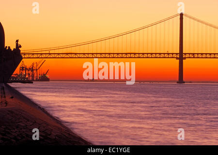 Xxv Abril bridge e il Monumento delle Scoperte all'alba, Tago, fiume Tejo, Lisbona, Portogallo, Europa Foto Stock