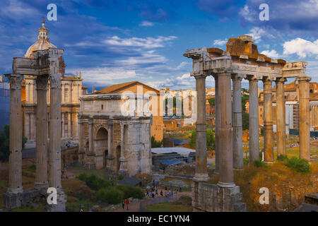 Tempio di Vespasiano e Tito, Settimio Severo Arch, Tempio di Saturno, Foro Romano, Roma, lazio, Italy Foto Stock