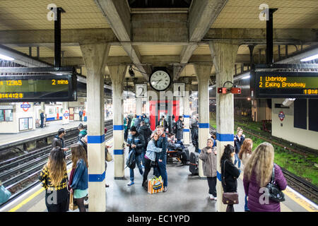 Acton Town La stazione della metropolitana di Londra, Regno Unito Foto Stock