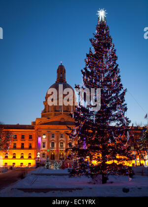 Il legislatore Alberta (Assemblea Legislativa di Alberta) Motivazione, decorato con le luci del Natale. Edmonton, Alberta, Canada. Foto Stock