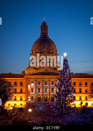 Il legislatore Alberta (Assemblea Legislativa di Alberta) Motivazione, decorato con le luci del Natale. Edmonton, Alberta, Canada. Foto Stock