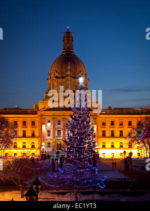 Il legislatore Alberta (Assemblea Legislativa di Alberta) Motivazione, decorato con le luci del Natale. Edmonton, Alberta, Canada. Foto Stock