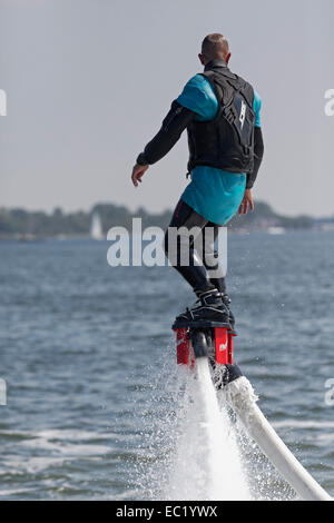 Flyboarder sul getto di acqua di un jet ski, Walcheren, Provincia di Zeeland, Paesi Bassi Foto Stock