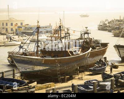 Barche da pesca in cantiere, porto di Essaouira, Sito Patrimonio Mondiale dell'Unesco, Marocco Foto Stock