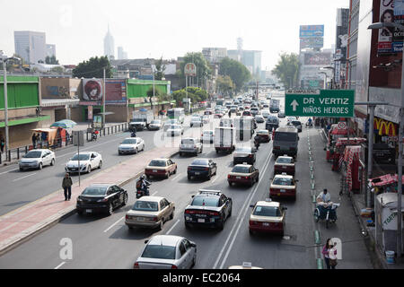 Il traffico pesante,nella parte anteriore del Centro Cultural Telmex,città del Messico, Messico Foto Stock