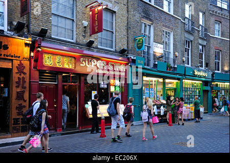 People shopping, Lisle Street, Chinatown, Soho, nel West End di Londra, Inghilterra, Regno Unito Foto Stock