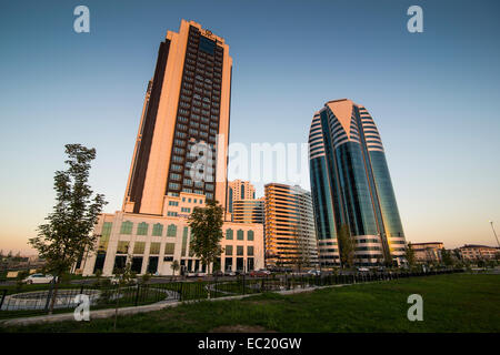 Grattacieli moderni nel centro di Grozny, Cecenia, Caucaso, Russia Foto Stock