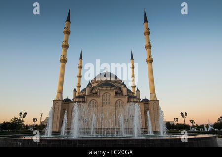 Akhmad Kadyrov moschea al tramonto, Grozny, Cecenia, Caucaso, Russia Foto Stock