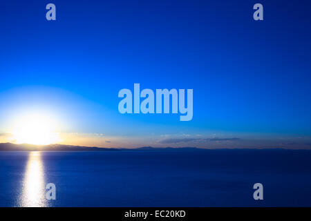 Tramonto sul lago Titicaca come si vede dalla piccola cittadina di Copacabana in Bolivia Foto Stock