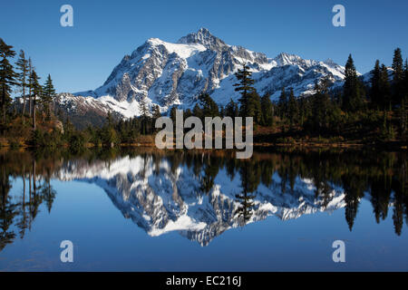 Foto lago e monte shuksan nel nord cascades, la cascata di gamma, Rockport, Washington, Stati Uniti Foto Stock