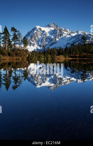 Foto Lago e Monte Shuksan nel nord Cascades, la cascata di gamma, Rockport, Washington, Stati Uniti Foto Stock