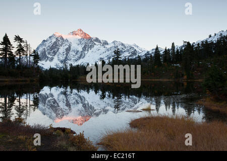 Foto lago e monte shuksan nel nord cascades, la cascata di gamma, Rockport, Washington, Stati Uniti Foto Stock