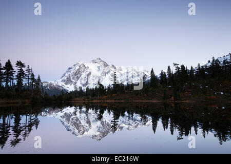 Foto lago e monte shuksan nel nord cascades, la cascata di gamma, Rockport, Washington, Stati Uniti Foto Stock