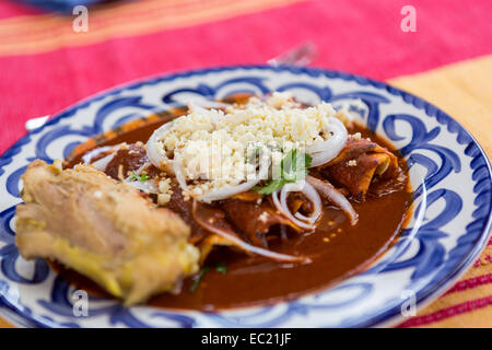 Un tradizionale piatto Oaxacan realizzato da Reyna Mendoza Ru z di El Sabor Zapoteco Cooking School in Teotitlan, Messico. Foto Stock