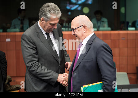 In Austria il Ministro delle finanze Hans Jörg Schelling (L) e il ministro degli Esteri francese Michel Sapin all' inizio dell' Eurogruppo con ministri delle finanze europei riuniti a livello di Unione europea la sede del consiglio a Bruxelles, in Belgio il 08.12.2014 all' ordine del giorno della sessione è la valutazione degli Stati membri dell'area dell'euro" progetto di piani di bilancio. L'economia e i ministri delle Finanze della zona euro si discuterà anche la Grecia (quinta revisione e seguire le modalità), Portogallo (primo post-programma relazione di sorveglianza), in Irlanda (seconda post-programma missione di sorveglianza), stimolando gli investimenti e le riforme strutturali da Wiktor Foto Stock