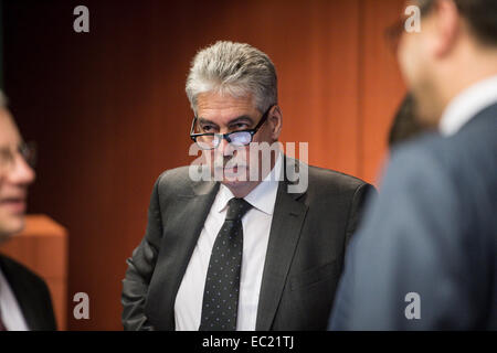 In Austria il Ministro delle finanze Hans Jörg Schelling all' inizio dell' Eurogruppo con ministri delle finanze europei riuniti a livello di Unione europea la sede del consiglio a Bruxelles, in Belgio il 08.12.2014 all' ordine del giorno della sessione è la valutazione degli Stati membri dell'area dell'euro" progetto di piani di bilancio. L'economia e i ministri delle Finanze della zona euro si discuterà anche la Grecia (quinta revisione e seguire le modalità), Portogallo (primo post-programma relazione di sorveglianza), in Irlanda (seconda post-programma missione di sorveglianza), stimolando gli investimenti e le riforme strutturali da Wiktor Dabkowski Foto Stock