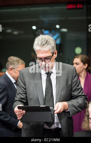 In Austria il Ministro delle finanze Hans Jörg Schelling a livello di Unione europea la sede del consiglio a Bruxelles, in Belgio il 08.12.2014 all' ordine del giorno della sessione è la valutazione degli Stati membri dell'area dell'euro" progetto di piani di bilancio. L'economia e i ministri delle Finanze della zona euro si discuterà anche la Grecia (quinta revisione e seguire le modalità), Portogallo (primo post-programma relazione di sorveglianza), in Irlanda (seconda post-programma missione di sorveglianza), stimolando gli investimenti e le riforme strutturali da Wiktor Dabkowski Foto Stock