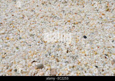 La sabbia di quarzo del riso dimensioni su Is Arutas spiaggia, penisola del Sinis, Sardegna, Italia, Europa Foto Stock