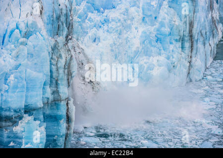 Rompere il ghiaccio fuori dalla parete del ghiacciaio, ghiacciaio Perito Moreno, parco nazionale Los Glaciares, santa cruz, argentina Foto Stock