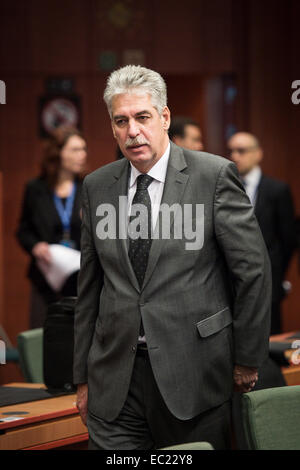 In Austria il Ministro delle finanze Hans Jörg Schelling a livello di Unione europea la sede del consiglio a Bruxelles, in Belgio il 08.12.2014 all' ordine del giorno della sessione è la valutazione degli Stati membri dell'area dell'euro" progetto di piani di bilancio. L'economia e i ministri delle Finanze della zona euro si discuterà anche la Grecia (quinta revisione e seguire le modalità), Portogallo (primo post-programma relazione di sorveglianza), in Irlanda (seconda post-programma missione di sorveglianza), stimolando gli investimenti e le riforme strutturali da Wiktor Dabkowski Foto Stock