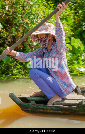 Donna in barca sul lago Tonle Sap, vicino a Siem Reap, Cambogia Foto Stock