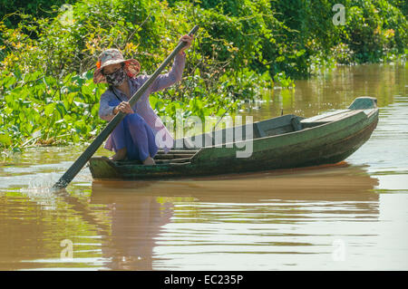 Donna in barca sul lago Tonle Sap, vicino a Siem Reap, Cambogia Foto Stock