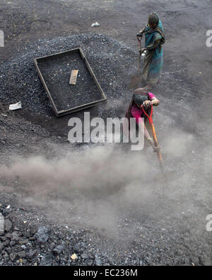 Munshigonj, Bangladesh. 8 Dic 2014. alle donne che lavorano in ambiente polveroso di rifiuti del carbone elaborazione da guadagnare Taka 1300 (USD 14) per settimana e soffrono di malattie polmonari. © Zakir Hossain Chowdhury/ZUMA filo/Alamy Live News Foto Stock